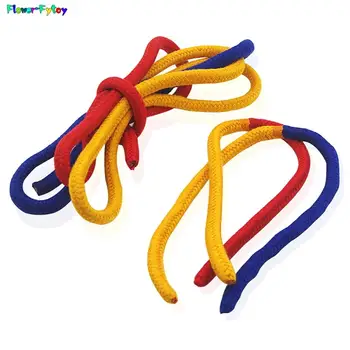 Три направления, три-цветен свързващи въжета, магически трик, червена, жълта, синя въже, магически подпори, забавни професионални аксесоари в близък план