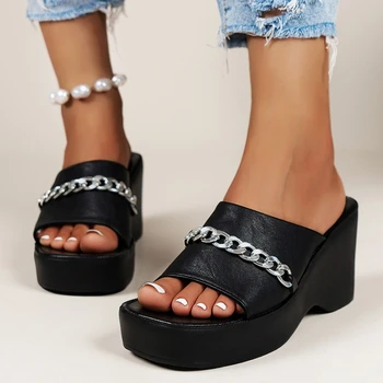 Нова мода верига за Дизайнерски дамски чехли в наклонено ток Секси градинска обувки с отворени пръсти плажни обувки банкетни дамски сандали на висок ток