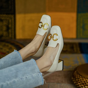 женски обувки от телешка кожа с квадратни пръсти, бели, 33-43, на дебелите обувки с токчета и с метални декоративни копчета, дамски обувки