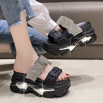 Блестящи чехли на висока платформа с кристали, дамски модни нагънат дизайн сандали на масивна ток, лято 2023, джапанки на танкетке с дебело дъно, пързалки