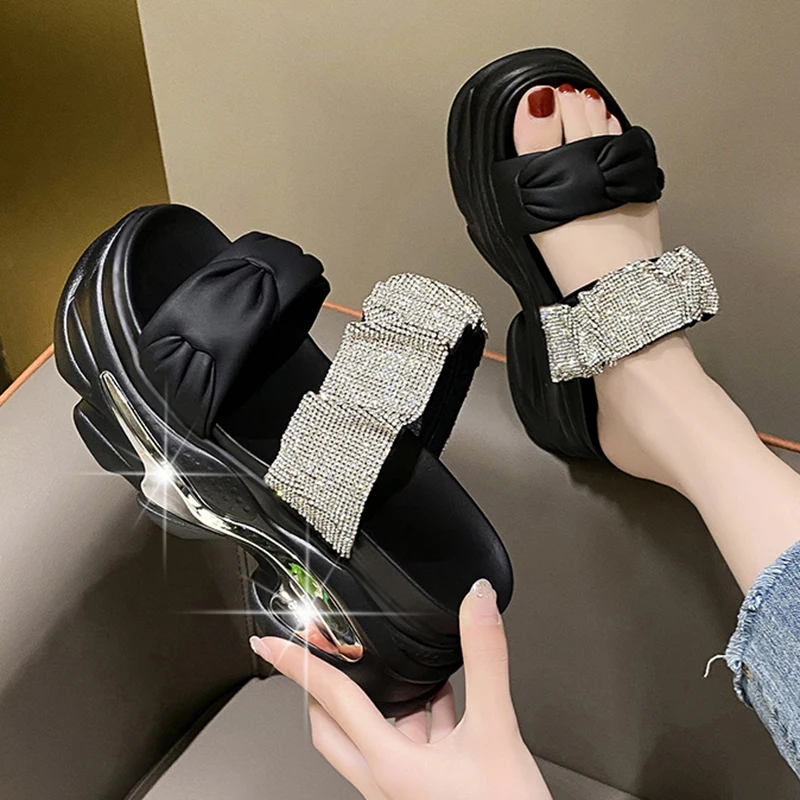 Блестящи чехли на висока платформа с кристали, дамски модни нагънат дизайн сандали на масивна ток, лято 2023, джапанки на танкетке с дебело дъно, пързалки - 1
