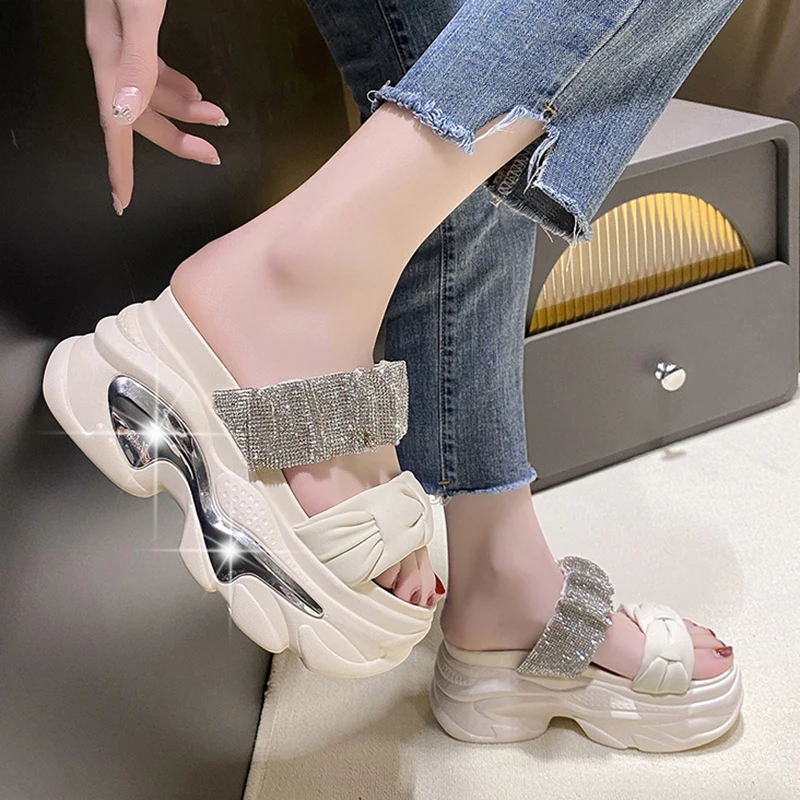 Блестящи чехли на висока платформа с кристали, дамски модни нагънат дизайн сандали на масивна ток, лято 2023, джапанки на танкетке с дебело дъно, пързалки - 3